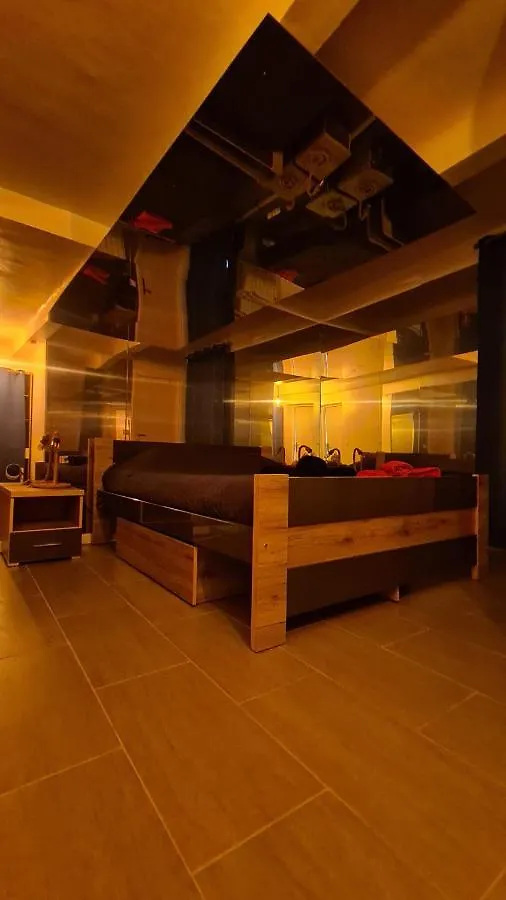T2 Chambre Miroir Jardin Et Parking Prive Marseille