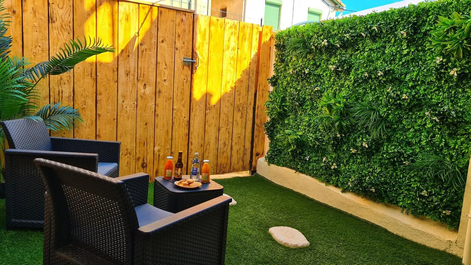 T2 Chambre Miroir Jardin Et Parking Prive Marseille location